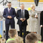 06.09.2022. Kielce. Inauguracja akcji „Kochane Pierwszaki”. Na zdjęciu (od lewej): radny Piotr Kisiel, Tomasz Jamka - członek zarządu województwa świętokrzyskiego, Zbigniew Koniusz - wojewoda świętokrzyski, Renata Janik - wicemarszałek województwa świętokrzyskiego, biskup Marian Florczyk / Fot. Wiktor Taszłow - Radio Kielce