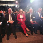 06.09.2022. Kielce. Oficjalne otwarcie 30. Międzynarodowego Salonu Przemysłu Obronnego. Na zdjęciu (od lewej): Zbigniew Hoffman - sekretarz Komitetu Rady Ministrów do spraw Bezpieczeństwa Narodowego i spraw Obronnych, Piotr Wawrzyk - wiceminister spraw zagranicznych, Anna Krupka - wiceminister sportu i turystyki, Zbigniew Koniusz - wojewoda świętokrzyski, Bogdan Wenta - prezydent Kielc, Andrzej Bętkowski - marszałek województwa świętokrzyskiego / Fot. Wiktor Taszłow - Radio Kielce