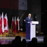 06.09.2022. Kielce. Oficjalne otwarcie 30. Międzynarodowego Salonu Przemysłu Obronnego. Na zdjęciu (przemawia): Zbigniew Hoffman - sekretarz Komitetu Rady Ministrów do spraw Bezpieczeństwa Narodowego i spraw Obronnych/ Fot. Wiktor Taszłow - Radio Kielce