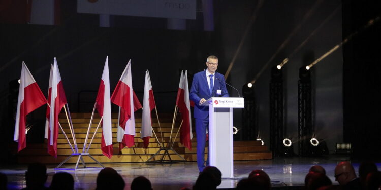 06.09.2022. Kielce. Oficjalne otwarcie 30. Międzynarodowego Salonu Przemysłu Obronnego. Na zdjęciu (przemawia): Bogdan Wenta - prezydent Kielc / Fot. Wiktor Taszłow - Radio Kielce