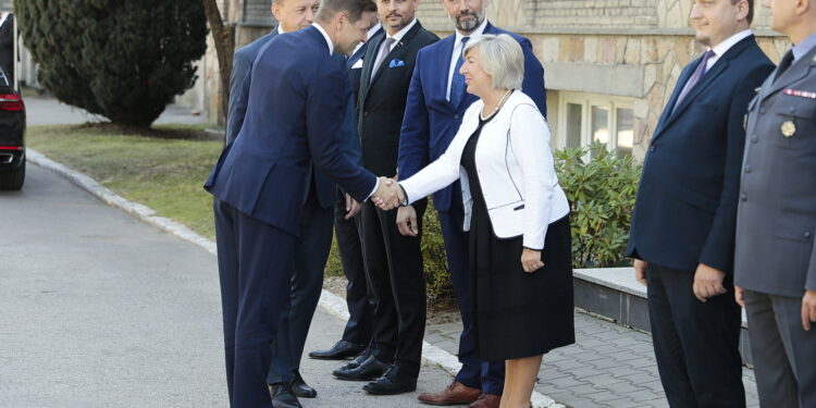 07.09.2022. Skarżysko-Kamienna. Przyjazd delegacji z Estonii do MESKO. Na zdjęciu (od lewej): Mariusz Błaszczak - minister obrony narodowej, Hanno Pevkur - minister obrony narodowej Estonii, Sebastian Chwałek - prezes PGZ, Mariusz Błaszczak - minister obrony narodowej / Fot. Wiktor Taszłow - Radio Kielce