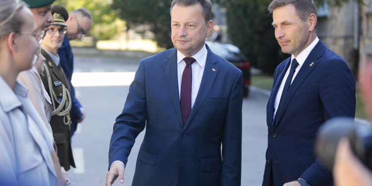 07.09.2022. Skarżysko-Kamienna. Przyjazd delegacji z Estonii do MESKO. Na zdjęciu (od lewej): Mariusz Błaszczak - minister obrony narodowej, Hanno Pevkur - minister obrony narodowej Estonii / Fot. Wiktor Taszłow - Radio Kielce