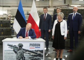 07.09.2022. Skarżysko-Kamienna. Podpisanie umowy na dostarczenie 300 sztuk zestawów rakietowych Piorun dla Estonii. Na zdjęciu (od lewej): Magnus-Valdemar Saar - dyrektor generalny Estońskiego Centrum Inwestycji Obronnych, Mariusz Błaszczak - minister obrony narodowej, Hanno Pevkur - minister obrony narodowej Estonii, Elżbieta Śreniawska - prezes MESKO, Sebastian Chwałek - prezes PGZ / Fot. Wiktor Taszłow - Radio Kielce