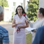 07.09.2022. Kostomłoty Drugie. Interwencja Radia Kielce. Spór o warunki nauki dzieci. Na zdjęciu: Jolanta Korba - dyrektor Zespołu Szkół w Kostomłotach Drugich. / Fot. Wiktor Taszłow - Radio Kielce