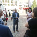 07.09.2022. Kostomłoty Drugie. Interwencja Radia Kielce. Spór o warunki nauki dzieci. Na zdjęciu (od lewej): Piotr Buras - zastępca wójta Miedzianej Góry i Jolanta Korba - dyrektor Zespołu Szkół w Kostomłotach Drugich. / Fot. Wiktor Taszłow - Radio Kielce