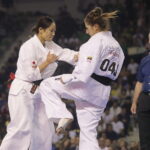 25.09.2022. Kielce. Finałowe walki VII Mistrzostw Świata Karate w Kategoriach Wagowych. Na zdjęciu: Riri Ishihara - Japonia, Ruta Brazdzionyte - Litwa / Fot. Wiktor Taszłow - Radio Kielce