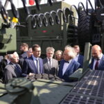 08.09.2022. Kielce. 30. Międzynarodowy Salon Przemysłu Obronnego. Wizyta Mateusza Morawieckiego - premiera RP, Na zdjęciu (od lewej): poseł Krzysztof Lipiec, Mateusz Morawiecki - premier RP, senator Krzysztof Słoń, Andrzej Mochoń - prezes Targów Kielce, Sebastian Chwałek - prezes PGZ / Fot. Wiktor Taszłow - Radio Kielce