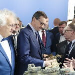 08.09.2022. Kielce. 30. Międzynarodowy Salon Przemysłu Obronnego. Wizyta Mateusza Morawieckiego - premiera RP. Na zdjęciu (od lewej): Andrzej Mochoń - prezes Targów Kielce, Mateusz Morawiecki - premier RP / Fot. Wiktor Taszłow - Radio Kielce