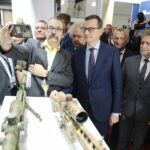 08.09.2022. Kielce. 30. Międzynarodowy Salon Przemysłu Obronnego. Wizyta Mateusza Morawieckiego - premiera RP. Na zdjęciu (w środku, od lewej): Andrzej Mochoń - prezes Targów Kielce, Mateusz Morawiecki - premier RP, Zbigniew Koniusz - wojewoda świętokrzyski, senator Krzysztof Słoń / Fot. Wiktor Taszłow - Radio Kielce