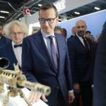 08.09.2022. Kielce. 30. Międzynarodowy Salon Przemysłu Obronnego. Wizyta Mateusza Morawieckiego - premiera RP. Na zdjęciu (od lewej): Andrzej Mochoń - prezes Targów Kielce, Mateusz Morawiecki - premier RP, Sebastian Chwałek - prezes PGZ / Fot. Wiktor Taszłow - Radio Kielce