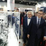 08.09.2022. Kielce. 30. Międzynarodowy Salon Przemysłu Obronnego. Wizyta Mateusza Morawieckiego - premiera RP. Na zdjęciu (od lewej): Andrzej Mochoń - prezes Targów Kielce, Mateusz Morawiecki - premier RP, poseł Krzysztof Lipiec / Fot. Wiktor Taszłow - Radio Kielce