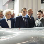 08.09.2022. Kielce. 30. Międzynarodowy Salon Przemysłu Obronnego. Wizyta Mateusza Morawieckiego. Na zdjęciu (od lewej): senator Krzysztof Słoń, Andrzej Mochoń - prezes Targów Kielce, Mateusz Morawiecki - premier RP, Sebastian Chwałek - prezes PGZ / Fot. Wiktor Taszłow - Radio Kielce