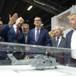 08.09.2022. Kielce. 30. Międzynarodowy Salon Przemysłu Obronnego. Wizyta Mateusza Morawieckiego - premiera RP. Na zdjęciu (od lewej): Andrzej Mochoń - prezes Targów Kielce, Zbigniew Koniusz - wojewoda świętokrzyski, Sebastian Chwałek - prezes PGZ, senator Krzysztof Słoń, Mateusza Morawiecki - premier RP, poseł Krzysztof Lipiec, senator Jarosław Rusiecki, Mateusz Morawiecki - premier RP, poseł Krzysztof Lipiec / Fot. Wiktor Taszłow - Radio Kielce