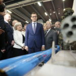 08.09.2022. Kielce. 30. Międzynarodowy Salon Przemysłu Obronnego. Wizyta Mateusza Morawieckiego. Na zdjęciu (od lewej): Elżbieta Śreniawska - prezes MESKO, Mateusz Morawiecki - premier RP, poseł Krzysztof Lipiec, Andrzej Bętkowski - marszałek województwa / Fot. Wiktor Taszłow - Radio Kielce