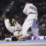 25.09.2022. Kielce. Finałowe walki VII Mistrzostw Świata Karate w Kategoriach Wagowych. Na zdjęciu: Atsushi Kawase - Japonia, Hayato Iino - Japonia / Fot. Wiktor Taszłow - Radio Kielce