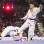 25.09.2022. Kielce. Finałowe walki VII Mistrzostw Świata Karate w Kategoriach Wagowych. Na zdjęciu: Atsushi Kawase - Japonia, Hayato Iino - Japonia / Fot. Wiktor Taszłow - Radio Kielce