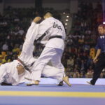 25.09.2022. Kielce. Finałowe walki VII Mistrzostw Świata Karate w Kategoriach Wagowych. Na zdjęciu: Atsushi Kawase - Japonia, Hayato Iino - Japonia / Fot. Wiktor Taszłow - Radio Kielce