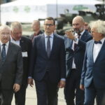 08.09.2022. Kielce. 30. Międzynarodowy Salon Przemysłu Obronnego. Wizyta Mateusza Morawieckiego - premiera RP. Na zdjęciu (od lewej): Małgorzata Pruś - dyrektor biura poselskiego Krzysztofa Lipca, poseł Krzysztof Lipiec, senator Jarosław Rusiecki, Mateusz Morawiecki - premier RP, Sebastian Chwałek - prezes PGZ, Andrzej Mochoń - prezes Targów Kielce / Fot. Wiktor Taszłow - Radio Kielce