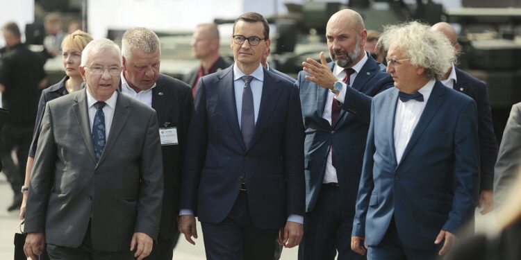 08.09.2022. Kielce. 30. Międzynarodowy Salon Przemysłu Obronnego. Wizyta Mateusza Morawieckiego - premiera RP. Na zdjęciu (od lewej): Małgorzata Pruś - dyrektor biura poselskiego Krzysztofa Lipca, poseł Krzysztof Lipiec, senator Jarosław Rusiecki, Mateusz Morawiecki - premier RP, Sebastian Chwałek - prezes PGZ, Andrzej Mochoń - prezes Targów Kielce / Fot. Wiktor Taszłow - Radio Kielce