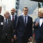 08.09.2022. Kielce. 30. Międzynarodowy Salon Przemysłu Obronnego. Wizyta Mateusza Morawieckiego - premiera RP. Na zdjęciu (od lewej): senator Jarosław Rusiecki, poseł Krzysztof Lipiec, Sebastian Chwałek - prezes PGZ, Mateusz Morawiecki - premier RP, Andrzej Mochoń - prezes Targów Kielce / Fot. Wiktor Taszłow - Radio Kielce