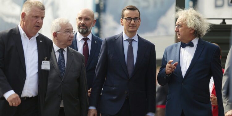 08.09.2022. Kielce. 30. Międzynarodowy Salon Przemysłu Obronnego. Wizyta Mateusza Morawieckiego - premiera RP. Na zdjęciu (od lewej): senator Jarosław Rusiecki, poseł Krzysztof Lipiec, Sebastian Chwałek - prezes PGZ, Mateusz Morawiecki - premier RP, Andrzej Mochoń - prezes Targów Kielce / Fot. Wiktor Taszłow - Radio Kielce