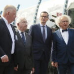 08.09.2022. Kielce. 30. Międzynarodowy Salon Przemysłu Obronnego. Wizyta Mateusza Morawieckiego - premiera RP. Na zdjęciu (od lewej): senator Jarosław Rusiecki, poseł Krzysztof Lipiec, Mateusz Morawiecki - premier RP, Andrzej Mochoń - prezes Targów Kielce / Fot. Wiktor Taszłow - Radio Kielce