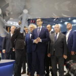 08.09.2022. Kielce. 30. Międzynarodowy Salon Przemysłu Obronnego. Wizyta Mateusza Morawieckiego - premiera RP. Na zdjęciu (w środku): Andrzej Mochoń - prezes Targów Kielce, Mateusz Morawiecki - premier RP, poseł Krzysztof Lipiec / Fot. Wiktor Taszłow - Radio Kielce