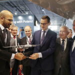 08.09.2022. Kielce. 30. Międzynarodowy Salon Przemysłu Obronnego. Wizyta Mateusza Morawieckiego - premiera RP. Na zdjęciu (w środku): Mateusz Morawiecki - premier RP, poseł Krzysztof Lipiec, Andrzej Mochoń - prezes Targów Kielce / Fot. Wiktor Taszłow - Radio Kielce