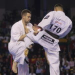 25.09.2022. Kielce. Finałowe walki VII Mistrzostw Świata Karate w Kategoriach Wagowych. Na zdjęciu: Eventas Guzauskas - Litwa, Maciej Mazur - Polska / Fot. Wiktor Taszłow - Radio Kielce