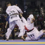 25.09.2022. Kielce. Finałowe walki VII Mistrzostw Świata Karate w Kategoriach Wagowych. Na zdjęciu: Eventas Guzauskas - Litwa, Maciej Mazur - Polska / Fot. Wiktor Taszłow - Radio Kielce