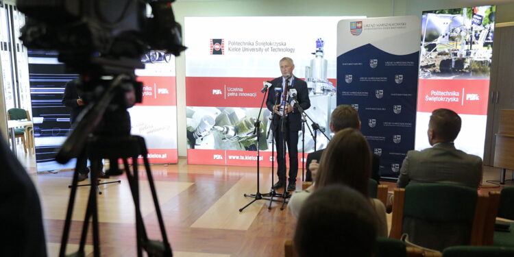 09.09.2022. Kielce, Politechnika Świętokrzyska. European Rover Challenge. Na zdjęciu profesor Zbigniew Koruba - rektor Politechniki Świętokrzyskiej. / Fot. Wiktor Taszłow - Radio Kielce