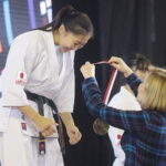 25.09.2022. Kielce. Finałowe walki VII Mistrzostw Świata Karate w Kategoriach Wagowych. Medal wręcza Anna Krupka - wiceminister sportu i turystyki / Fot. Wiktor Taszłow - Radio Kielce