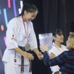 25.09.2022. Kielce. Finałowe walki VII Mistrzostw Świata Karate w Kategoriach Wagowych. Puchar wręcza Anna Krupka - wiceminister sportu i turystyki / Fot. Wiktor Taszłow - Radio Kielce