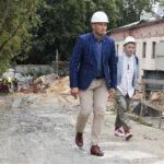 12.09.2022. Kielce. Budowa nowej siedziby Teatru Lalki i Aktora „Kubuś”. Na zdjęciu (od lewej): Marcin Chłodnicki - wiceprezydent Kielc i Piotr Bogusław Jędrzejczak - dyrektor Teatru Lalki i Aktora „Kubuś” / Fot. Wiktor Taszłow - Radio Kielce