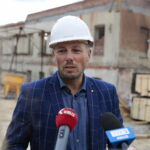 12.09.2022. Kielce. Budowa nowej siedziby Teatru Lalki i Aktora „Kubuś”. Na zdjęciu: Marcin Chłodnicki - wiceprezydent Kielc / Fot. Wiktor Taszłow - Radio Kielce