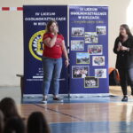 13.09.2022. Kielce. Spotkanie przedstawicieli Fundacji DKMS z uczniami IV Liceum Ogólnokształcącego. Na zdjęciu (od lewej): Natalia Banasik - fundacja DKMS, Milena Burzyńska - dawca szpiku kostnego. / Fot. Wiktor Taszłow - Radio Kielce