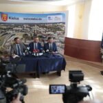 13.09.2022. Kielce. Konferencja prasowa na temat sezonu grzewczego 2022/2023. Na zdjęciu (od lewej): Marcin Chłodnicki - zastępca prezydenta Kielc, Bogdan Wenta - prezydent Kielc, Arkadiusz Bąk - prezes MPEC Kielce / Fot. Wiktor Taszłow - Radio Kielce