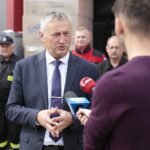 13.09.2022. Kielce. Wojewoda przekazał kolejną transzę pomocy dla OSP, w których zakwaterowani są obywatele Ukrainy. Na zdjęciu (w środku): Zbigniew Koniusz - wojewoda świętokrzyski / Fot. Wiktor Taszłow - Radio Kielce