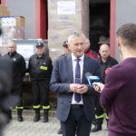 13.09.2022. Kielce. Wojewoda przekazał kolejną transzę pomocy dla OSP, w których zakwaterowani są obywatele Ukrainy. Na zdjęciu (w środku): Zbigniew Koniusz - wojewoda świętokrzyski / Fot. Wiktor Taszłow - Radio Kielce