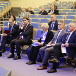 O zmianach demograficznych rozmawiano w Politechnice Świętokrzyskiej - Radio Kielce 14.09.2022. Kielce. Konferencja naukowa "System edukacji wobec zmian demograficznych". Na zdjęciu (w pierwszym rządzie, od lewej): prof. Izabela Krzysztofik - prorektor ds. ogólnych Politechniki Świętokrzyskiej, Radosław Brzózka - szef Gabinetu Politycznego Ministra Edukacji i Nauki, Dominik Rozkrut - prezes GUS, prof. Józefina Hrynkiewicz - przewodnicząca Rządowej Rady Ludnościowej, senator Krzysztof Słoń, Kazimierz Mądzik - świętokrzyski kurator oświaty / Fot. Wiktor Taszłow - Radio Kielce