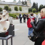 14.09.2022. Kielce, plac Artystów. Wystawa rzeźb. / Fot. Wiktor Taszłow - Radio Kielce