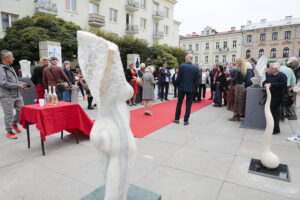 14.09.2022. Kielce, plac Artystów. Wystawa rzeźb. / Fot. Wiktor Taszłow - Radio Kielce