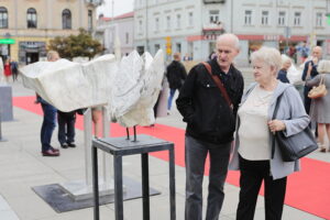 14.09.2022. Kielce, plac Artystów. Wystawa rzeźb. / Fot. Wiktor Taszłow - Radio Kielce