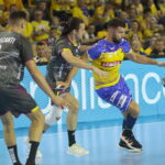 Liga Mistrzów. Mecz Łomża Industria Kielce - HBC Nantes. Na zdjęciu (z lewej): Nadim Remili / Fot. Wiktor Taszłow – Radio Kielce