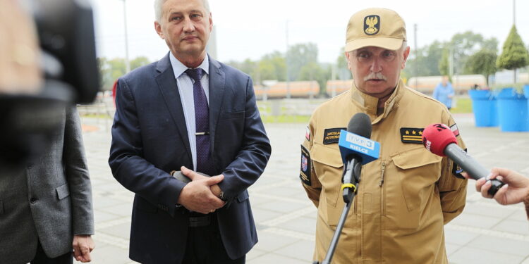 15.09.2022. Sędziszów. Ćwiczenia strażackie / Fot. Wiktor Taszłow - Radio Kielce. Na zdjęciu (od lewej): Zbigniew Koniusz - wojewoda świętokrzyski i Jarosław Piotrowski - zastępca świętokrzyskiego wojewódzkiego PSP w Kielcach / Fot. Wiktor Taszłow - Radio Kielce