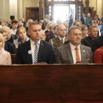 15.09.2022. Chmielnik. Uroczystości upamiętniające Marianne Stradowską i jej syna Wacława, którzy zginęli za pomoc Żydom. Na zdjęciu (od lewej): Małgorzata Gładyszewska - dyrektor Chmielnickiego Centrum Kultury, Paweł Wójcik - burmistrz Chmielnika, Mirosław Gębski - starosta kielecki, Magdalena Gawin - dyrektor Instytutu Solidarności i Męstwa im. Witolda Pileckiego / Fot. Wiktor Taszłow – Radio Kielce