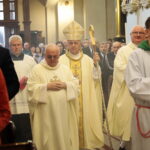 15.09.2022. Chmielnik. Uroczystości upamiętniające Marianne Stradowską i jej syna Wacława, którzy zginęli za pomoc Żydom. Na zdjęciu (w środku): biskup Jan Piotrowski / Fot. Wiktor Taszłow – Radio Kielce