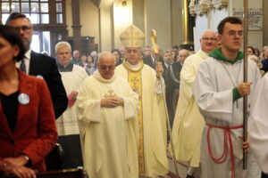 15.09.2022. Chmielnik. Uroczystości upamiętniające Marianne Stradowską i jej syna Wacława, którzy zginęli za pomoc Żydom. Na zdjęciu (w środku): biskup Jan Piotrowski / Fot. Wiktor Taszłow – Radio Kielce