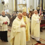 15.09.2022. Chmielnik. Uroczystości upamiętniające Marianne Stradowską i jej syna Wacława, którzy zginęli za pomoc Żydom. Na zdjęciu (w środku): biskup Jan Piotrowski / Fot. Wiktor Taszłow – Radio Kielce