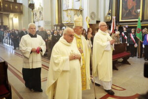 15.09.2022. Chmielnik. Uroczystości upamiętniające Marianne Stradowską i jej syna Wacława, którzy zginęli za pomoc Żydom. Na zdjęciu (w środku): biskup Jan Piotrowski / Fot. Wiktor Taszłow – Radio Kielce